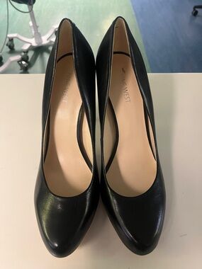 Nine West Black Leather Pointed-Toe Pumps